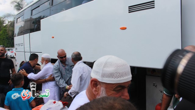 كفرقاسم -فيديو : حجا مبرور وسعيا مشكورا .. حجاج حافلة الحاج احمد الصوص تصل البلدة بسلام ودموع الفرح تغمر الجميع 